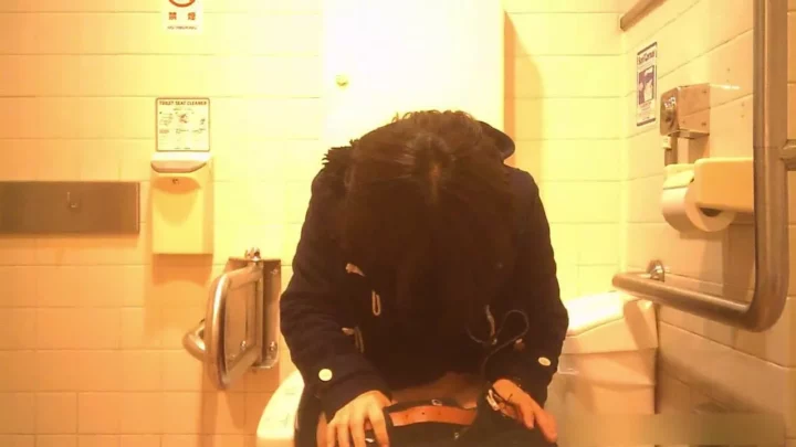 【衝撃映像】デパートの裏側で繰り広げられる秘密のトイレ盗撮 のスクリーンショット 11