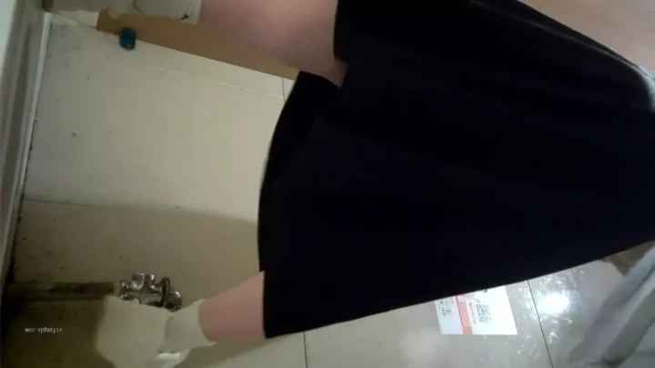 バーの女子トイレで衝撃の隠し撮り！