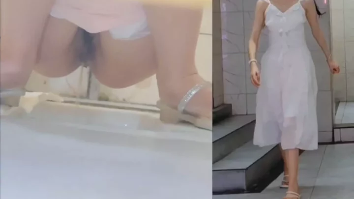 監視カメラが捉えた！女子トイレでの恥ずかしい瞬間