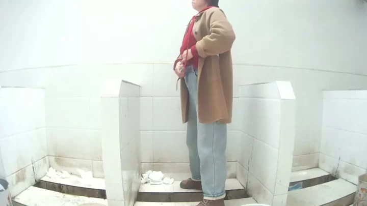 中国の公衆トイレで繰り広げられる覗き見の世界