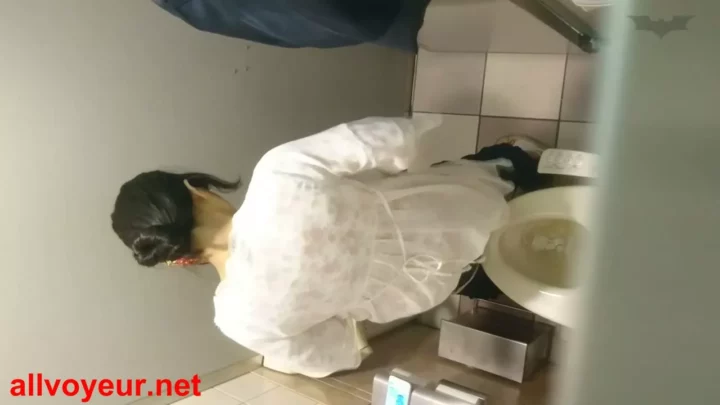 大胆不敵！隠しカメラが捉えたトイレでの決定的瞬間 のスクリーンショット 12