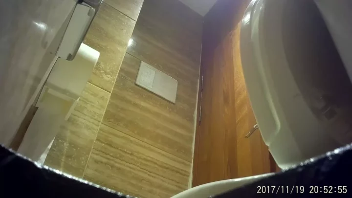 美女のおしっこ丸見え！中腰放水スペシャル のスクリーンショット 8