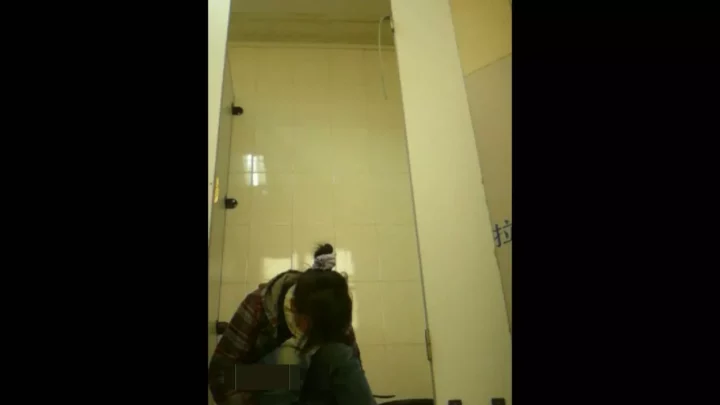 中国のショッピングモールで遭遇！美熟女トイレ盗撮 のスクリーンショット 4