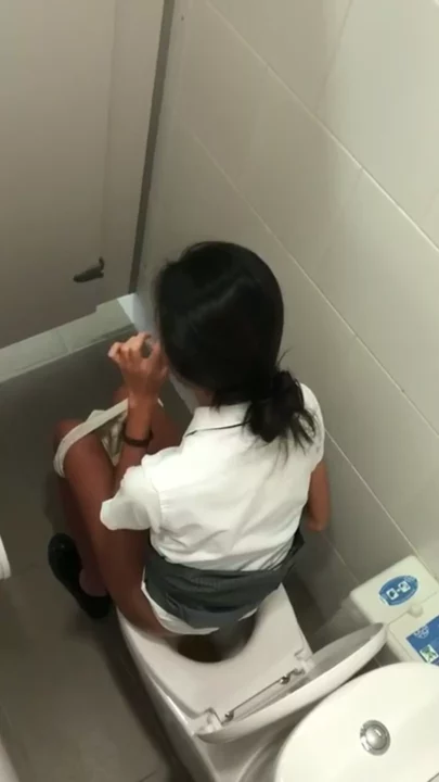 女子学生トイレ盗撮！隠しカメラが捉えた極秘映像 のスクリーンショット 4