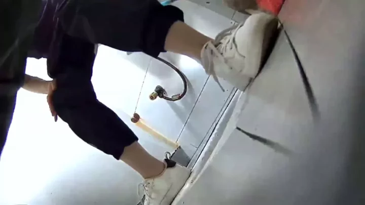 トイレの秘密を覗き見！隠し撮り美女コレクション のスクリーンショット 4