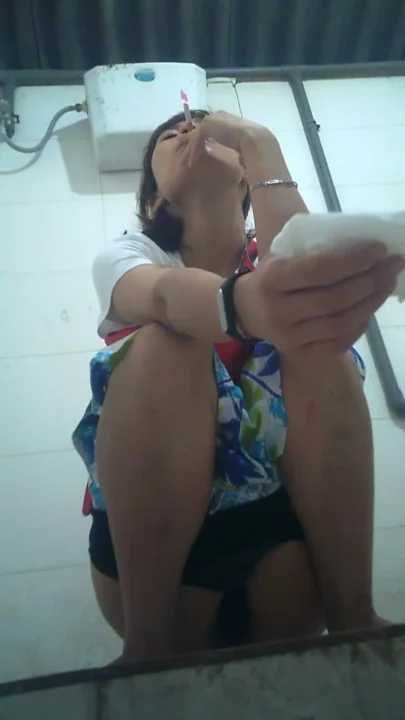 オフィス街のトイレで盗撮！働く女性たちの秘密 のスクリーンショット 4