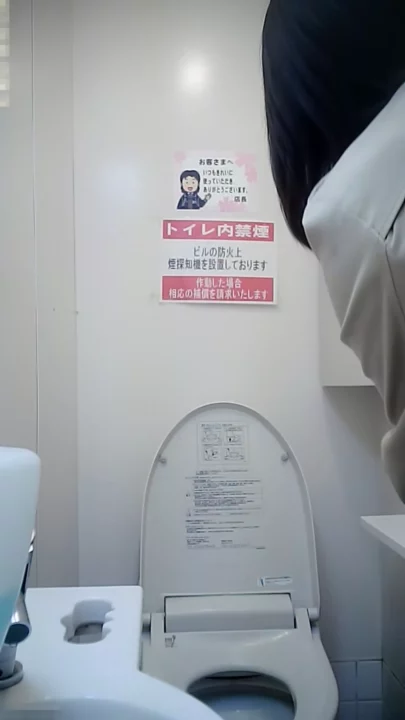 【隠し撮り】美人店員がトイレで魅せる無防備な姿 のスクリーンショット 4