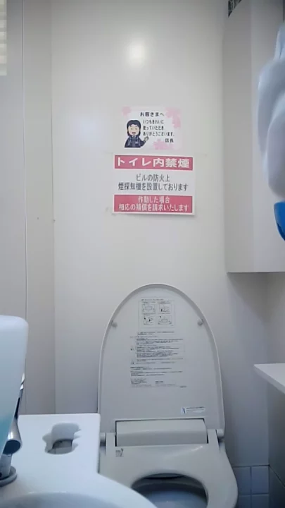 【隠し撮り】美人店員がトイレで魅せる無防備な姿 のスクリーンショット 8