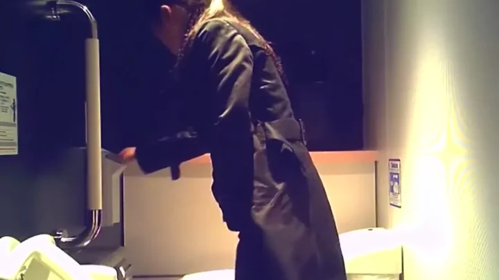 【衝撃映像】デパートの裏側で繰り広げられる秘密のトイレ盗撮 のスクリーンショット 4