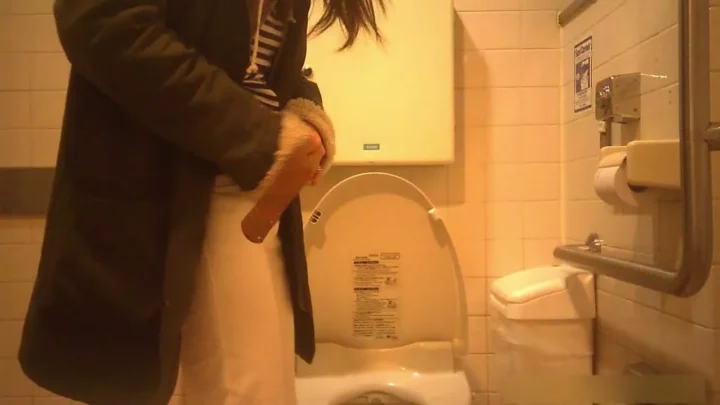 【衝撃映像】デパートの裏側で繰り広げられる秘密のトイレ盗撮 のスクリーンショット 12