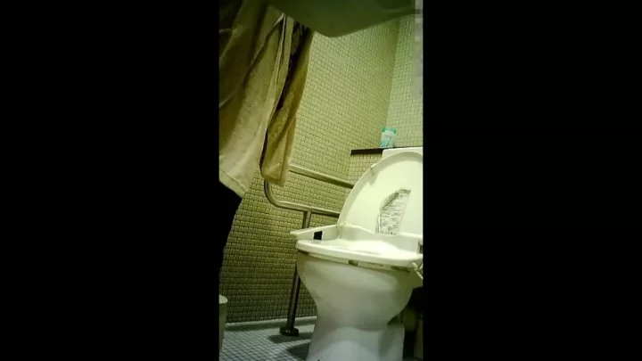 繁華街のコンビニトイレで絶景！？隠し撮り のスクリーンショット 5