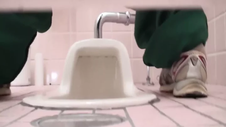 【衝撃の和式】至近距離で捉えた、隠し撮りトイレ盗撮！
