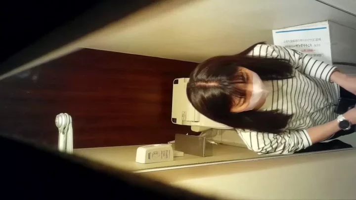 隠し撮りされた女子トイレの秘密：彼女の日常を覗き見 のスクリーンショット 1