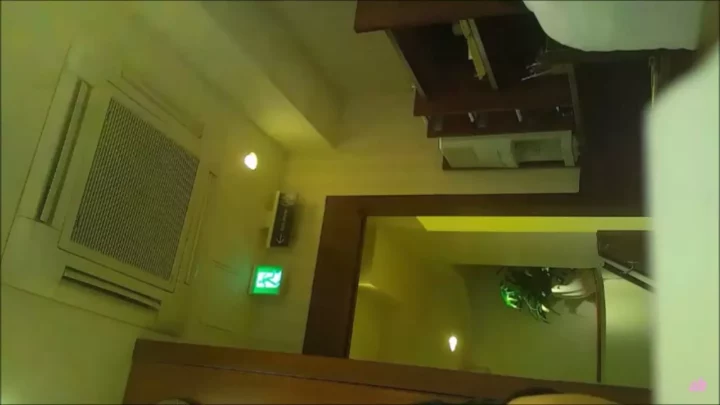 トイレ盗撮？ 異常な好奇心に囚われた男の衝撃映像 のスクリーンショット 9