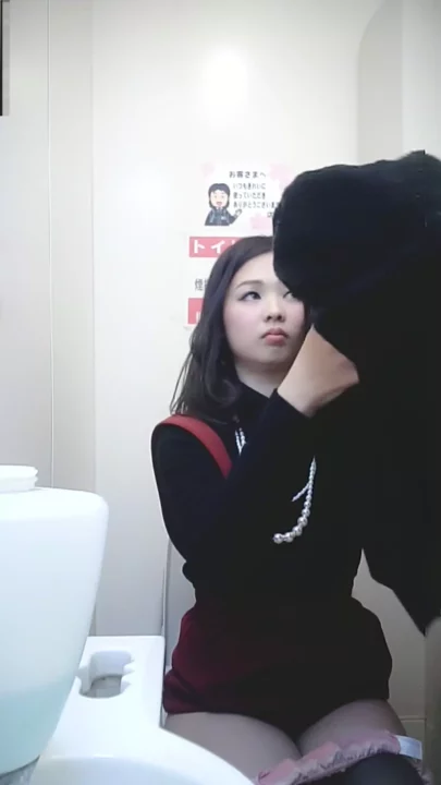 【隠し撮り】美人OLのトイレ盗撮！まさかの密室ハプニング のスクリーンショット 1
