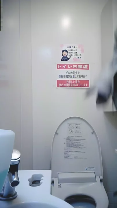 【隠し撮り】美人OLのトイレ盗撮！まさかの密室ハプニング のスクリーンショット 5