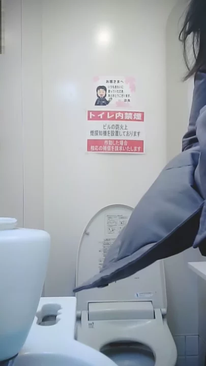 【隠し撮り】美人OLのトイレ盗撮！まさかの密室ハプニング のスクリーンショット 9