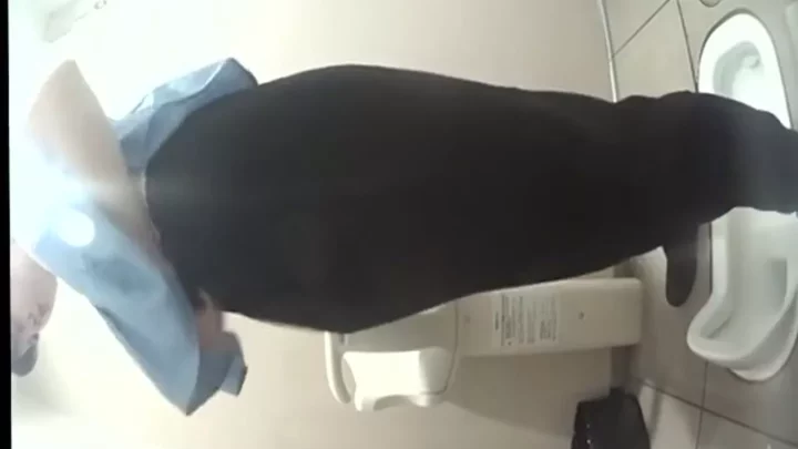 【無修正】和式トイレの奥で疼く熟れたOLの秘部 のスクリーンショット 1