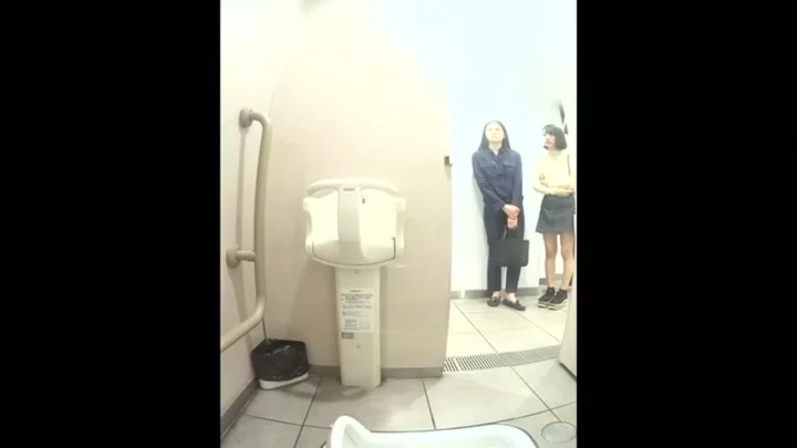 【無修正】和式トイレの奥で疼く熟れたOLの秘部 のスクリーンショット 5