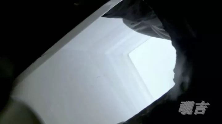 盗撮カメラが大炸裂！油断したお姉さんたちのトイレ風景 のスクリーンショット 9