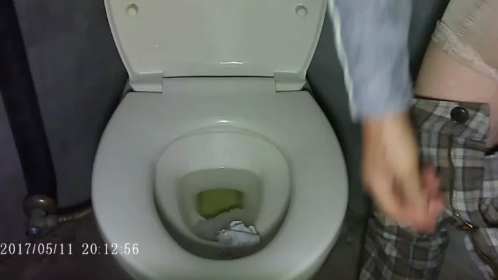 山のトイレでまさかの遭遇！麗しの美女を盗撮 のスクリーンショット 9
