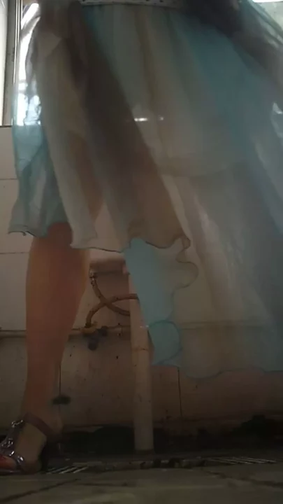 ショッピングセンター潜入！盗撮カメラが捉えた女子トイレの秘め事 のスクリーンショット 1
