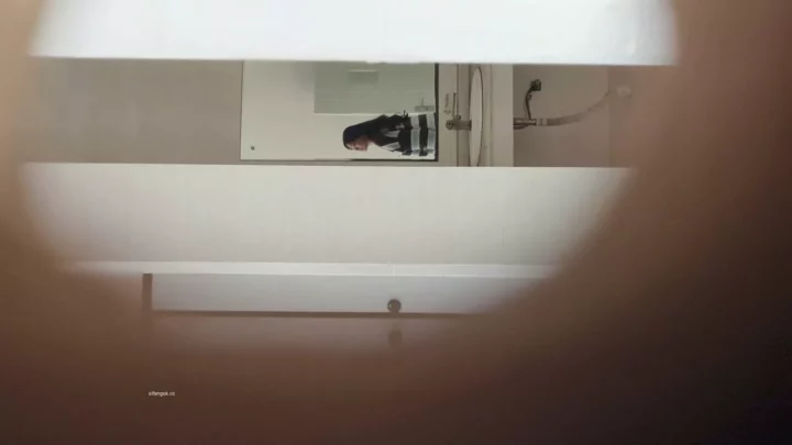 隠し撮り×照明で映し出す美女たちのトイレ風景 のスクリーンショット 5