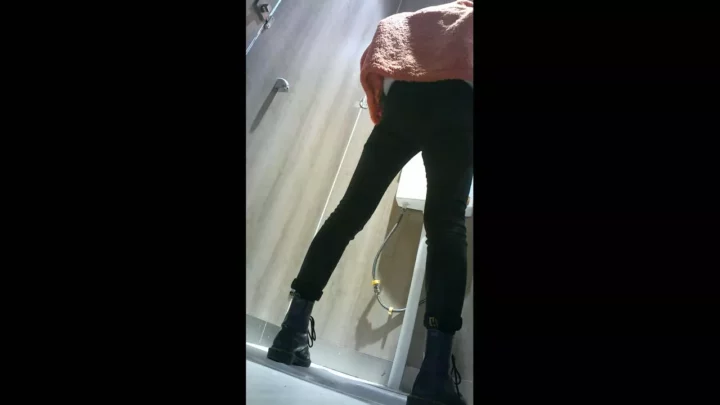 ピザ屋の隠し撮り！女子トイレ盗撮の衝撃 のスクリーンショット 1