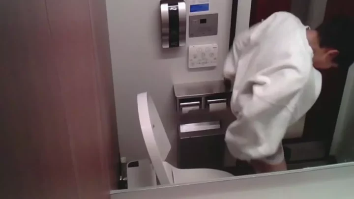 高級デパートの和式トイレで熟女の恥じらいを盗撮 のスクリーンショット 1