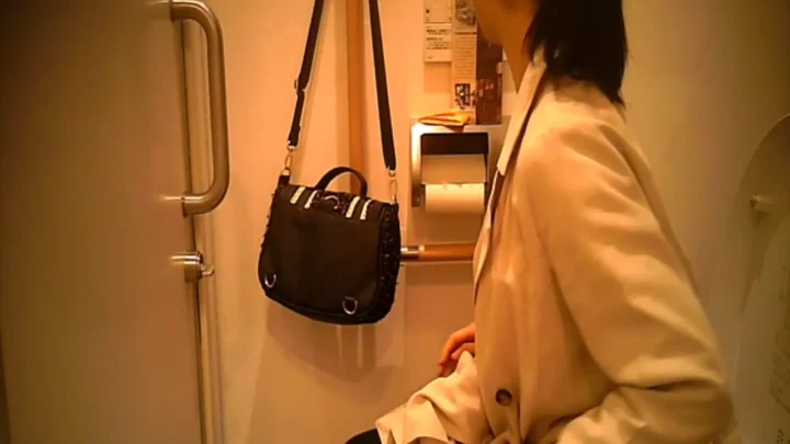【盗撮】下痢に悶える女性のトイレ盗撮 Vol.2 のスクリーンショット 5