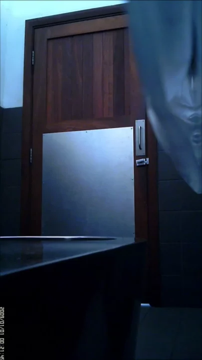 隠し撮り！ドイツのトイレで繰り広げられる秘密