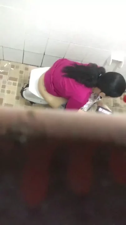 タイの裏路地トイレで盗撮！衝撃のピーピング のスクリーンショット 1