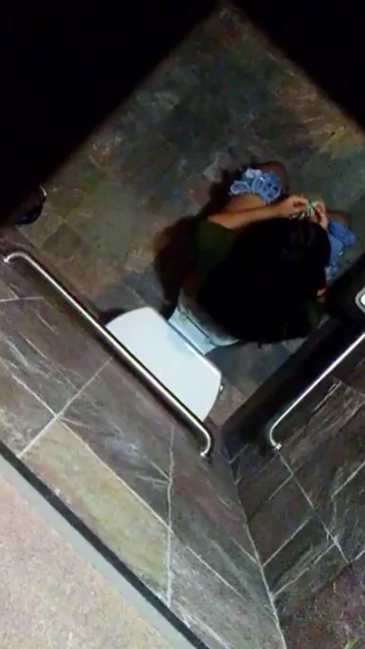 タイの裏路地トイレで盗撮！衝撃のピーピング のスクリーンショット 9
