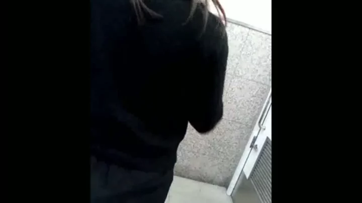 盗撮カメラが捉えた公衆トイレでの浣腸 のスクリーンショット 1