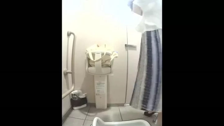 隠し撮り！美熟女たちのトイレ完全密着20選 のスクリーンショット 1