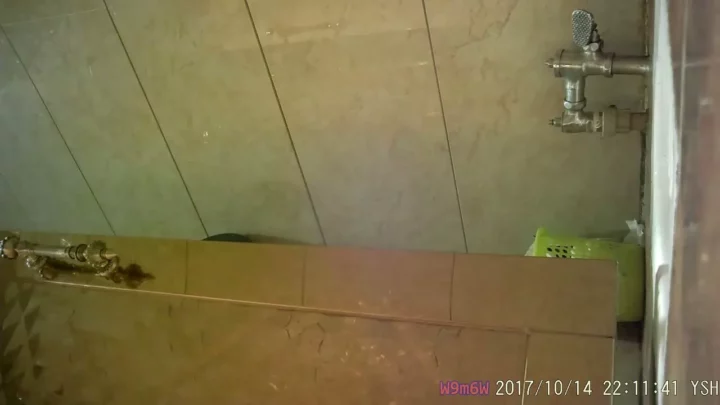 コスプレ美女の隠し撮り！和式トイレでの秘密の瞬間 のスクリーンショット 1