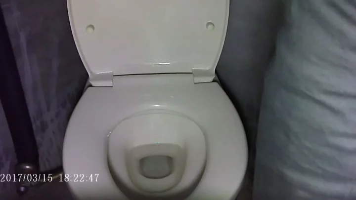 繁華街のコンビニトイレで絶景！？隠し撮り のスクリーンショット 2