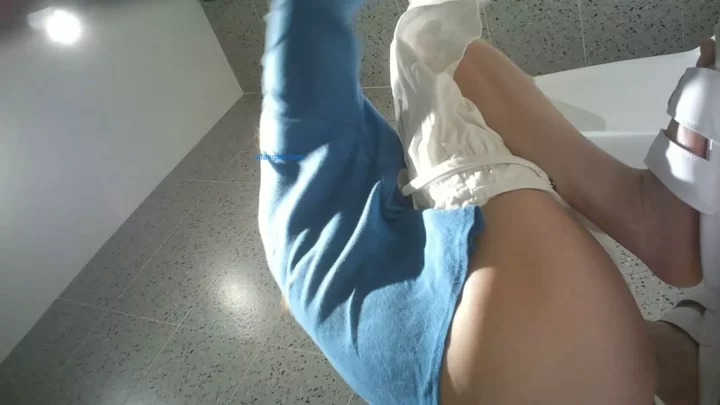 中国の公衆トイレ盗撮！まさかの瞬間を激写 のスクリーンショット 2