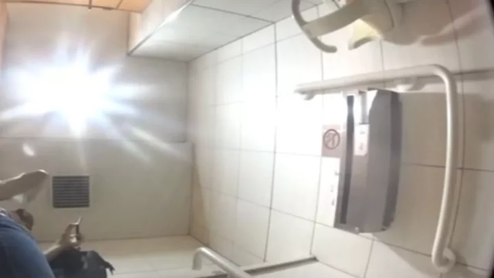 トイレ盗撮？ 異常な好奇心に囚われた男の衝撃映像 のスクリーンショット 2