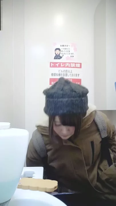 【隠し撮り】美人OLのトイレ盗撮！まさかの密室ハプニング のスクリーンショット 2