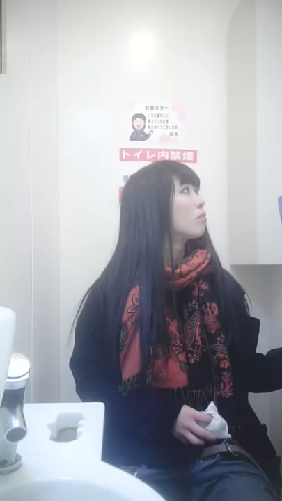 【隠し撮り】美人OLのトイレ盗撮！まさかの密室ハプニング のスクリーンショット 10