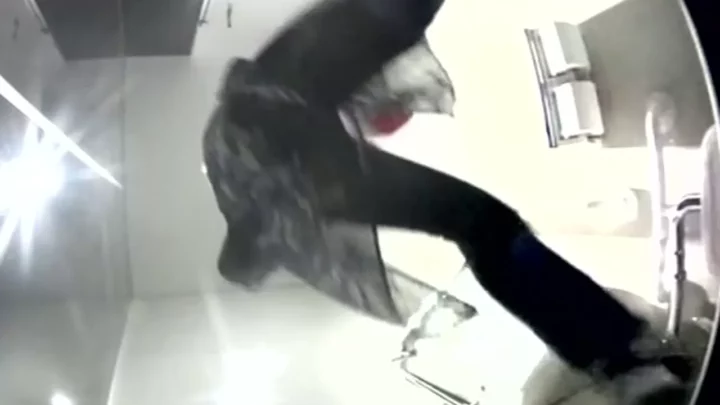 覗き見！和式トイレで極太うんこを産み落とす美女 のスクリーンショット 2