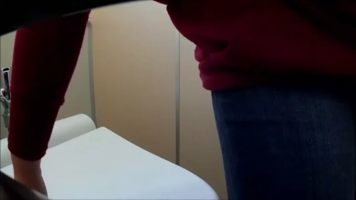 覗き見！和式トイレで極太うんこを産み落とす美女 のスクリーンショット 10