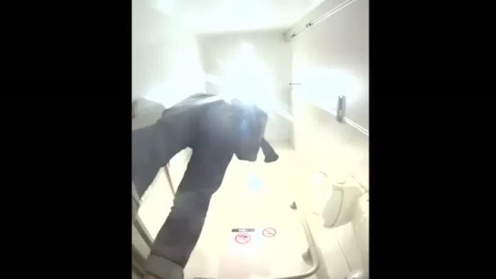 可愛い子たちのプライベートを激撮！密着トイレ盗撮 のスクリーンショット 6