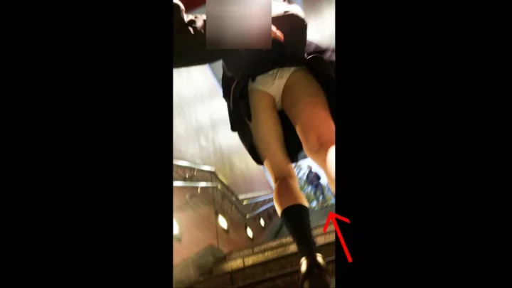 覗き見の悦楽！更衣室で着替える可愛いお姉さん のスクリーンショット 2