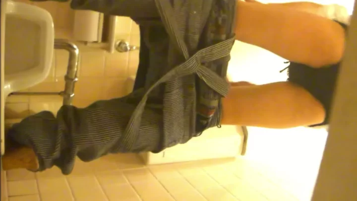 【トイレ盗撮】極秘ハイビジョン撮影！美熟女の極秘排泄 のスクリーンショット 10