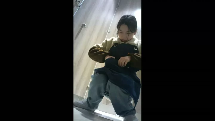 ピザ屋の隠し撮り！女子トイレ盗撮の衝撃 のスクリーンショット 2