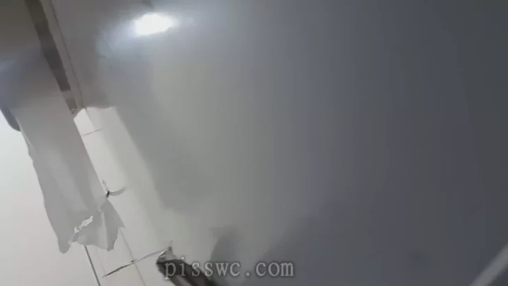 露西亜の秘め事…盗撮された排泄の悦び のスクリーンショット 2