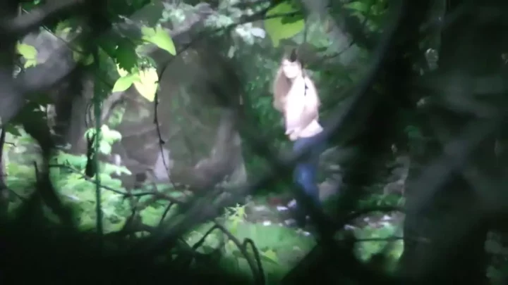森の奥で仕掛けられた盗撮カメラ！隠し撮りの衝撃 のスクリーンショット 14