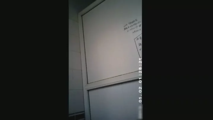 中国のトイレで繰り広げられる盗撮の瞬間【高画質】 のスクリーンショット 2